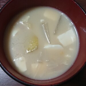 ストック食材で簡単！(^^)具だくさん豆乳味噌汁♪